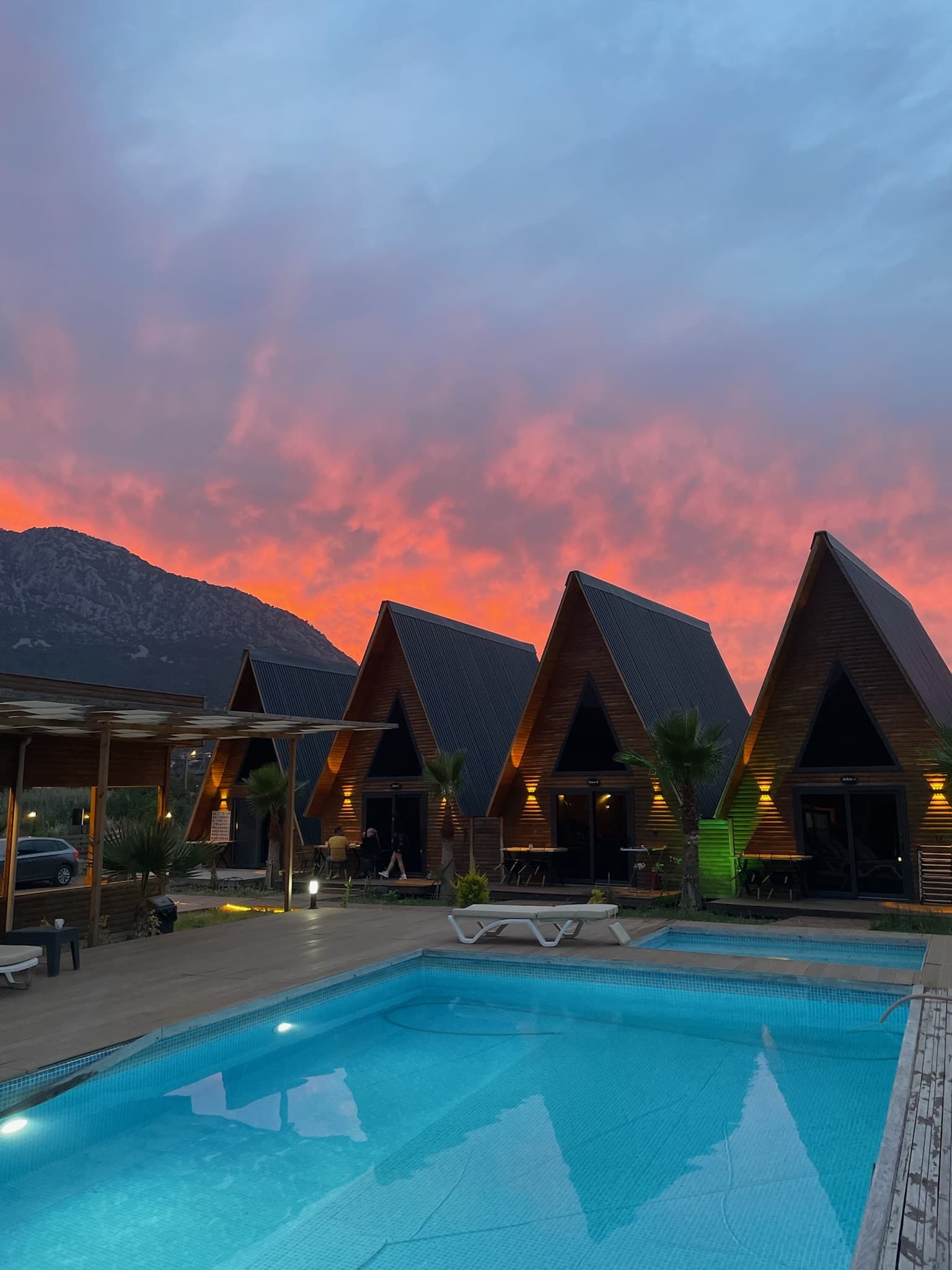 Gün batımında Araz Wooden Concept bungalovları