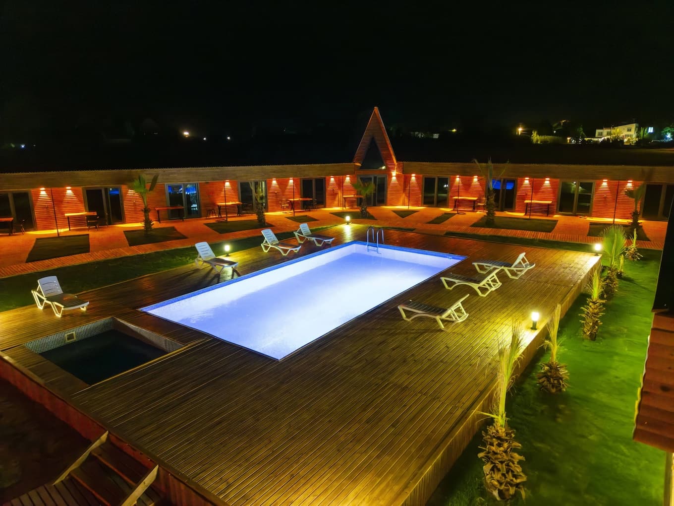 Araz Wooden Concept'in gece aydınlatmalı havuzu
