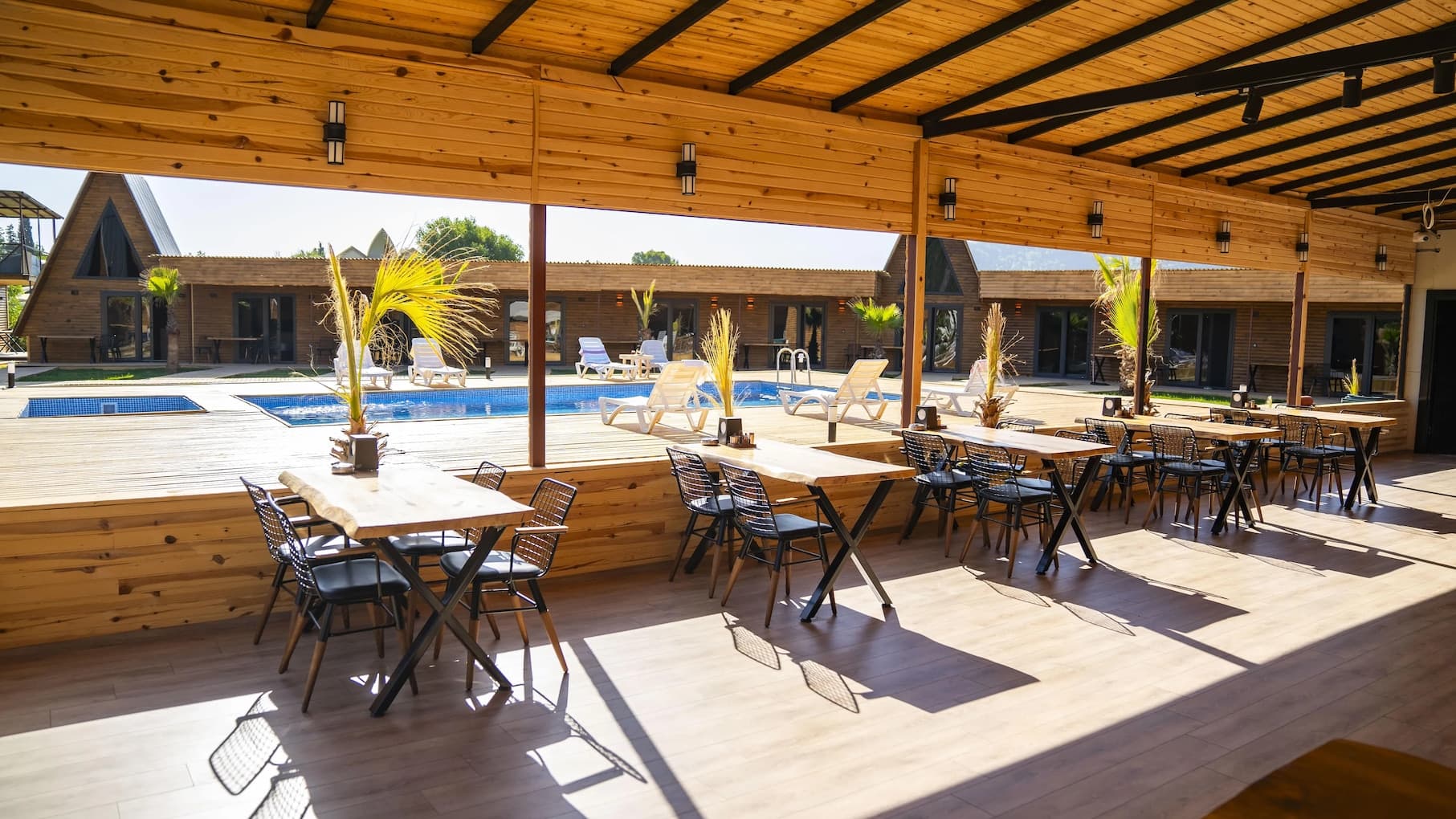 Havuza açılan ahşap restoran terası