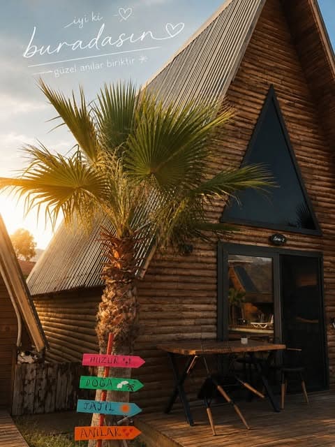 Araz Wooden Concept ahşap bungalovlarından bir görünüm