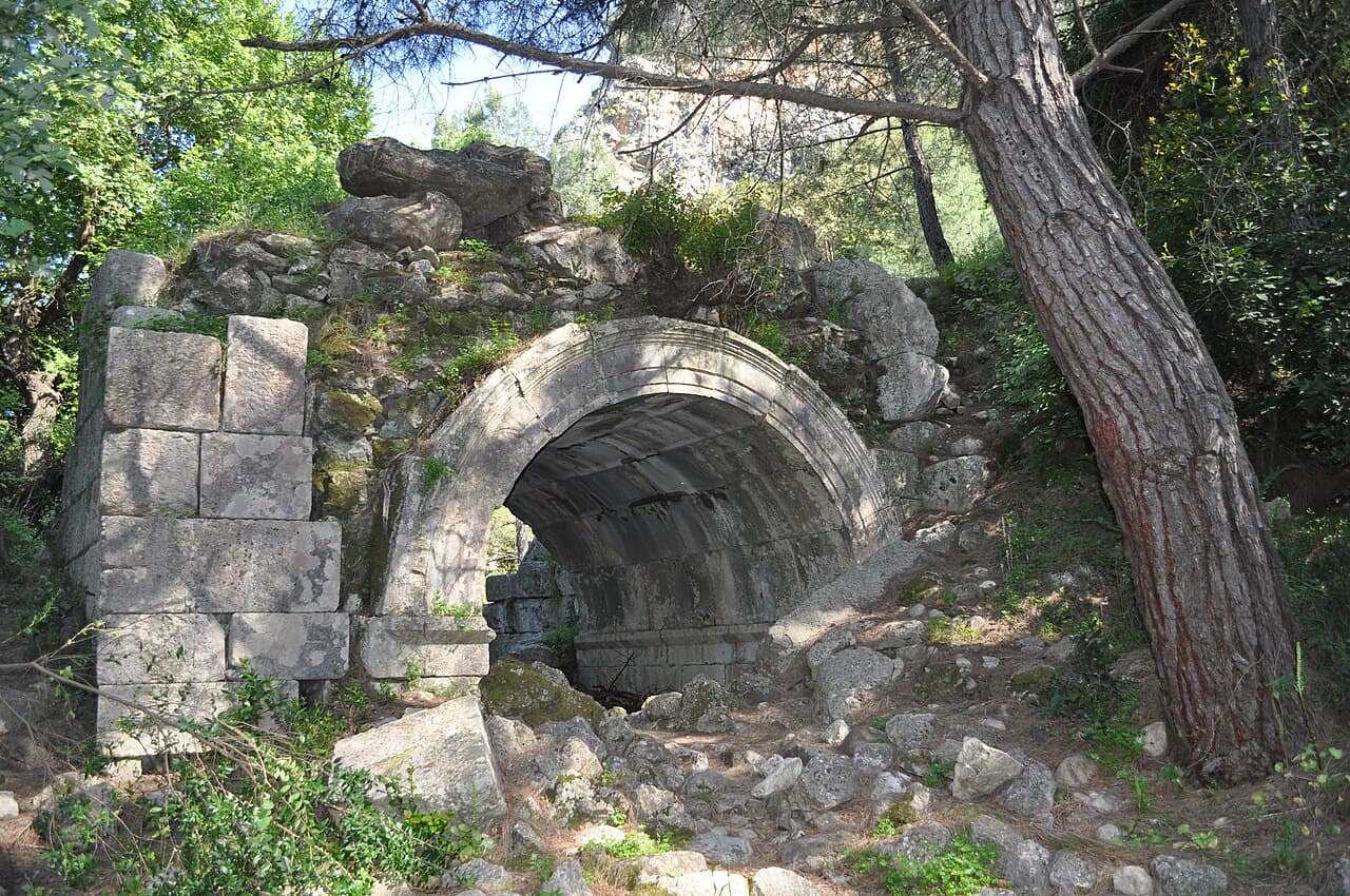 Antik Olympos'un taş kemerleri